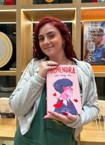 Andrea con el libro