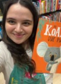 Lídia con el libro que recomienda