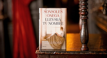 Mesa sobre la que está el libro de Sonsoles Ónega