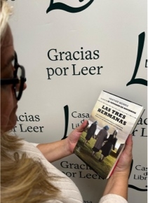 imagen librera sosteniendo libro Las tres hermanas