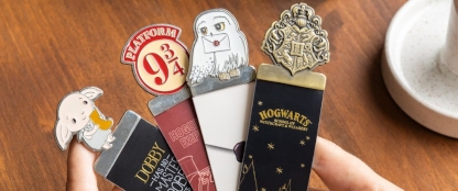 Marcapáginas de Harry Potter sobre mesa