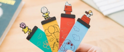 Marcapáginas de Snoopy sobre las manos