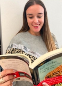 María Arjona con el libro que recomienda