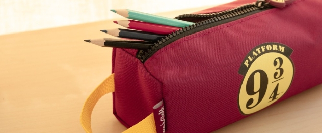 Estuche con lápices de colores sobre escritorio