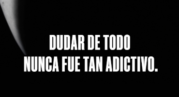 Fondo negro y texto dudar de todo nunca fue tan adictivo