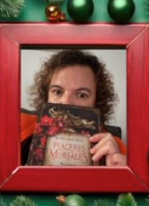 Mireia con el libro que recomienda