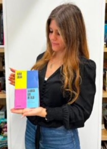 Natalia con el libro que recomienda