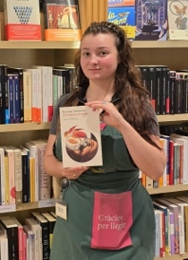 Ana Mariya con el libro que recomienda