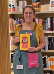 Foto de Lèa con el libro