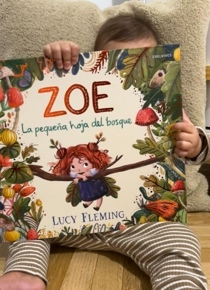 La pequeña Zoe recomendando