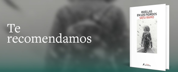Mujer con abrigo de espaldas entre la nieve