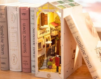 Maqueta en estantería de libros