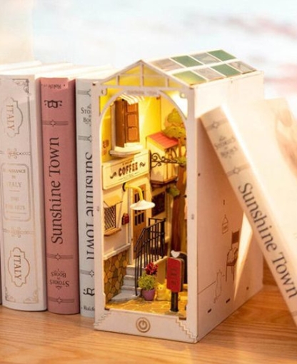 Maqueta en estantería de libros