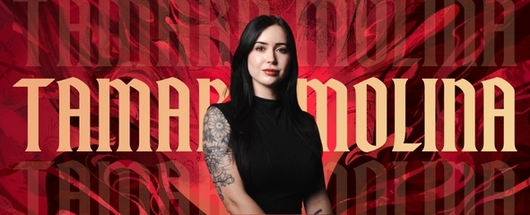 Imagen de Tamara Molina sobre fondo rojo y letras doradas de su nombre