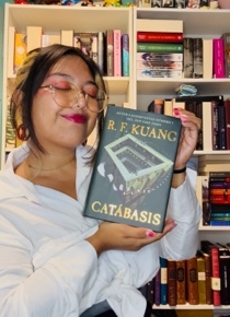 Tatiana con el libro que recomienda