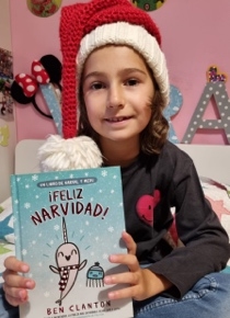 imagen niña sosteniendo portada del libro ¡Feliz Navidad!