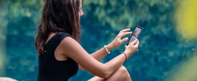Mujer leyendo en un eReader
