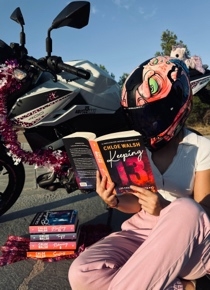 Motorista leyendo Los chicos de Tommen