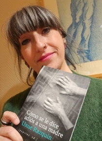 Amalur con el libro que recomienda