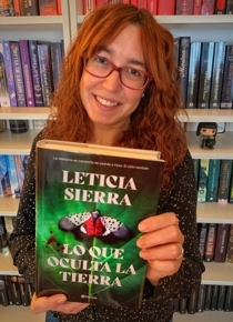 Foto de @carolinaentrelibros con el libro que recomienda