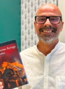 David con su libro recomendado