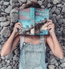 LA CASA EN EL MAR MAS AZUL reseña