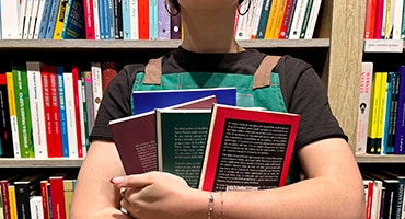 foto chica abrazandp libros