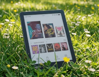 eReader Vivlio sobre césped