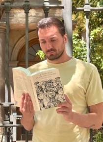 Jorge Pozo con su libro recomendado