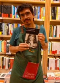 José Miguel con el libro que recomienda