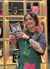 Diana con el libro que recomienda