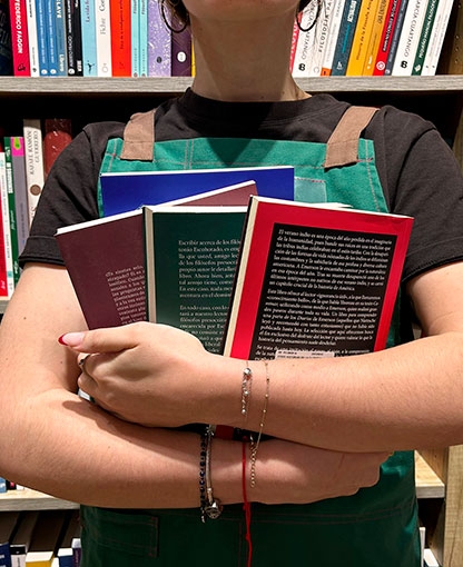 librera con libros en las manos