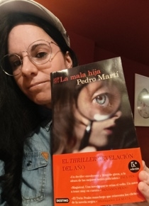 Miriam con el libro La mala hija