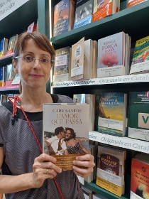 foto librera con libro en la mano
