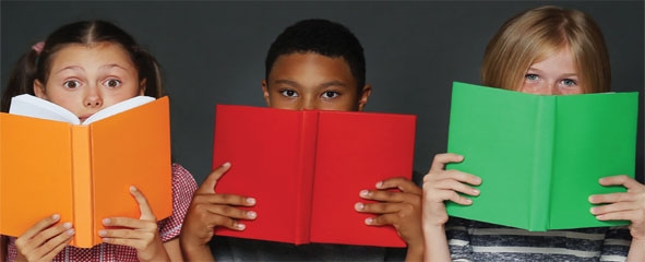 chicos con libros en las manos