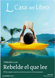 persona leyendo en colchoneta en la piscina