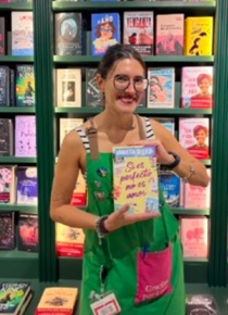 Rosa con el libro que recomienda