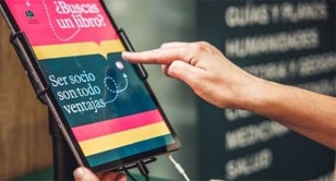 mano clicando una tablet